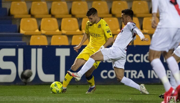 Dani Ojeda quiere centrar ante la oposición de un jugador del Rayo