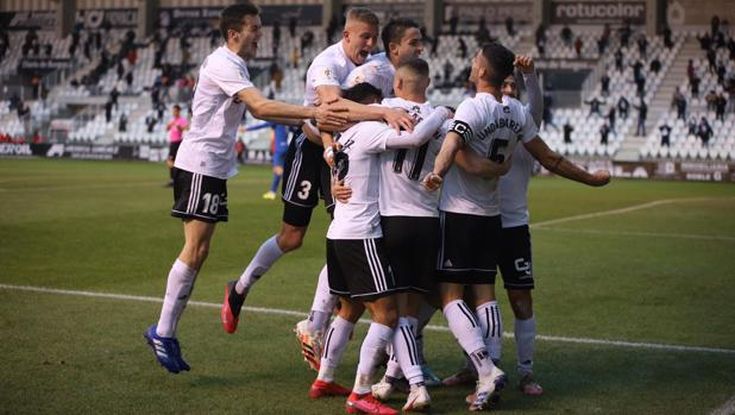 Jugadores del Burgos celebran un gol