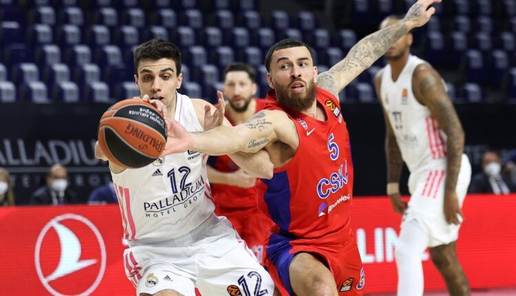 Carlos Alocén y Mike James disputan un balón durante el partido. Foto: Euroleague