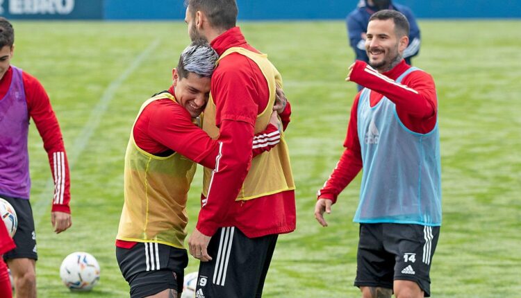 'Chimy' Ávila en un entrenamiento abrazado a Enric Gallego