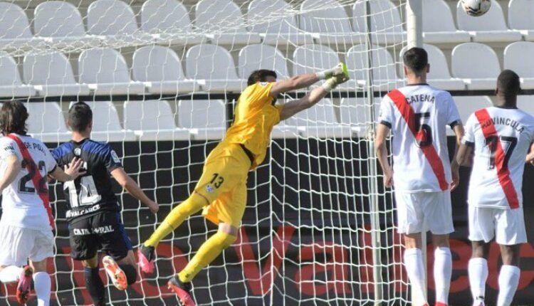 Dimitrievski en el partido Rayo-Ponferradina