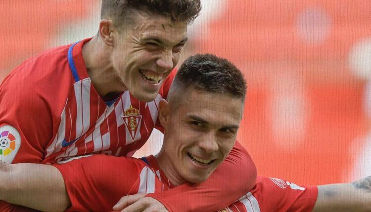 Djuka y Nacho Méndez celebran un gol del delantero