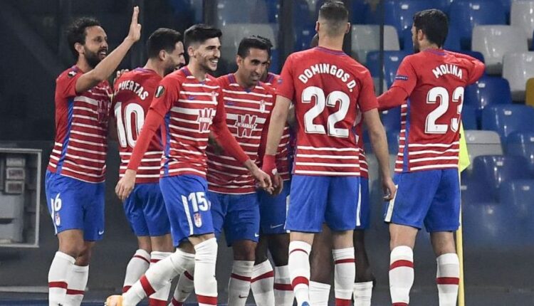 Jugadores del Granada celebrando el gol en Nápoles