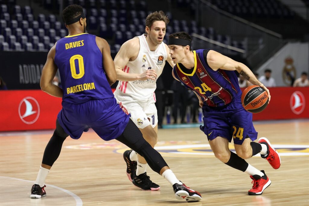 Kyle Kuric ataca el aro ante la mirada de Fabian Causer. Foto: Euroleague