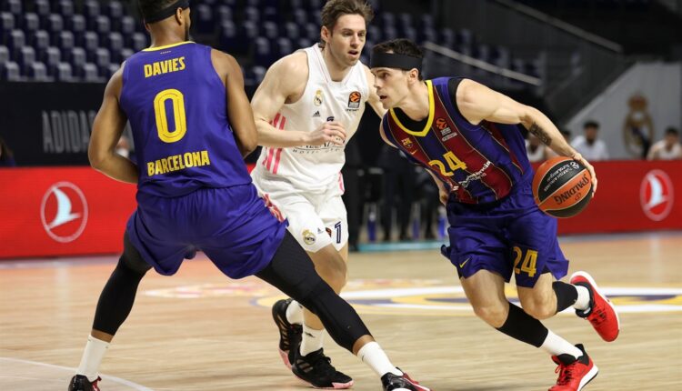 Kyle Kuric ataca el aro ante la mirada de Fabian Causer. Foto: Euroleague