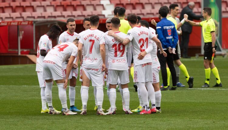 Corrillo del RCD Mallorca antes de iniciarse el partido en El Molinón