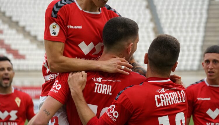 Jugadores del Murcia celebran un gol