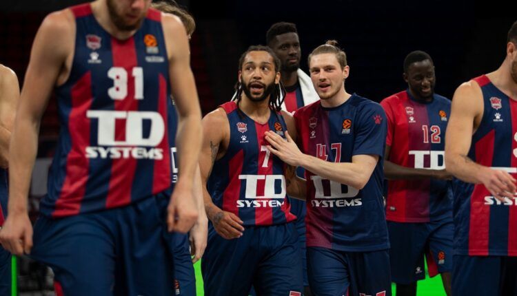 La plantilla de TD Systems Baskonia se marcha al vestuario. Foto: Euroleague