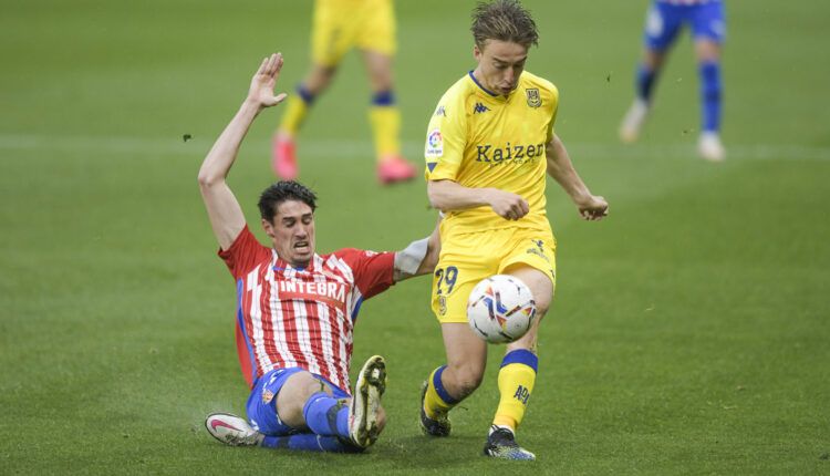 Pablo Pérez con Castro en un Sporting-Alcorcón