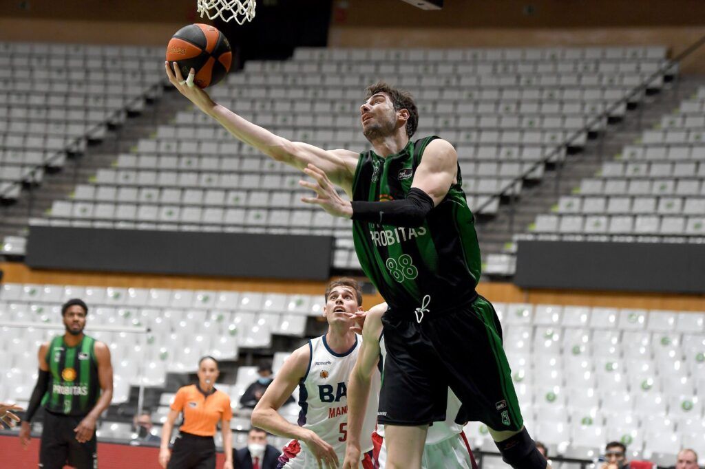 Ante Tomic anota ante la defensa de Baxi Manresa