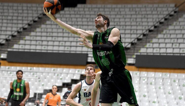 Ante Tomic anota ante la defensa de Baxi Manresa