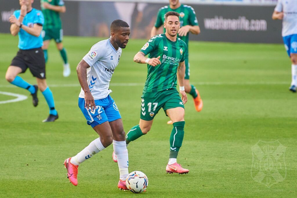 Shaq Moore (Tenerife) y Víctor García (Castellón) en un partido