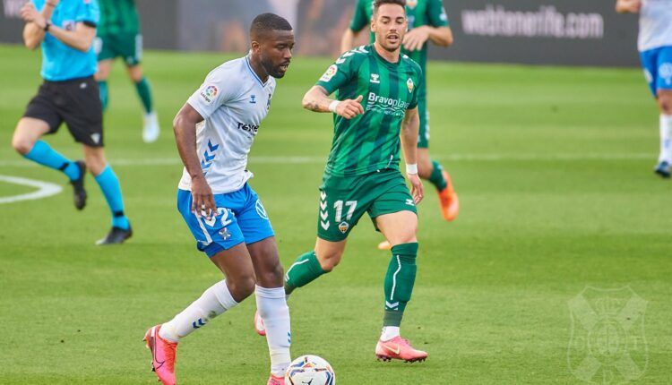 Shaq Moore (Tenerife) y Víctor García (Castellón) en un partido