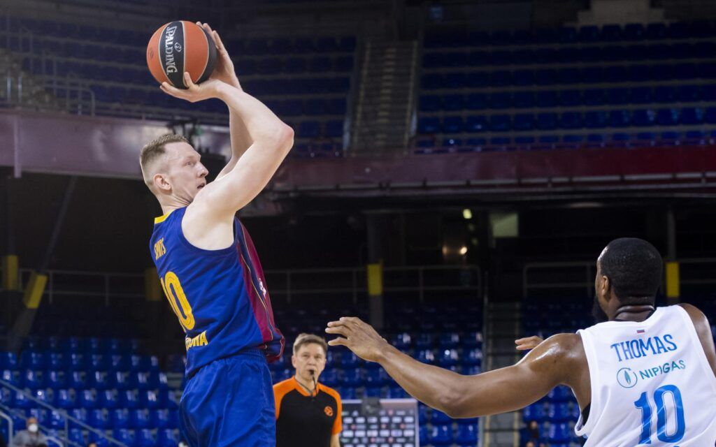 Rolands Smits lanzando de tres. Foto: F.C Barcelona