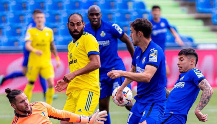 Ledesma se lanza ante Olivera y Mata del Getafe para abortar una ocasión