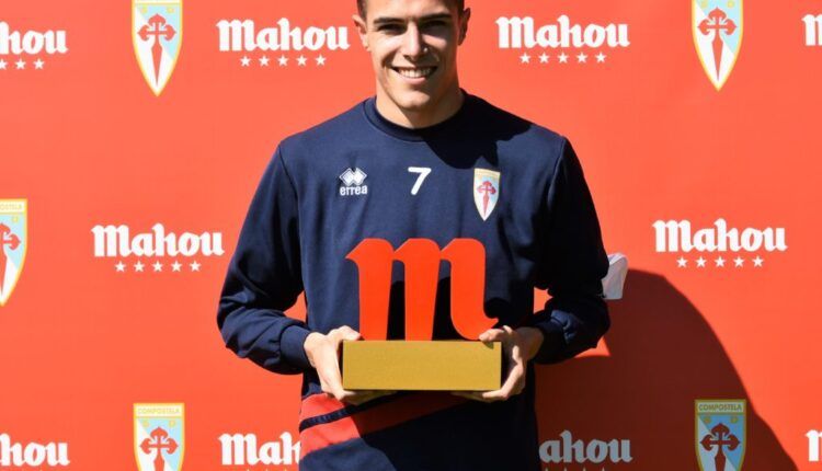 Miki Villar recogiendo el premio a mejor jugador del Compos este pasado mes de Marzo