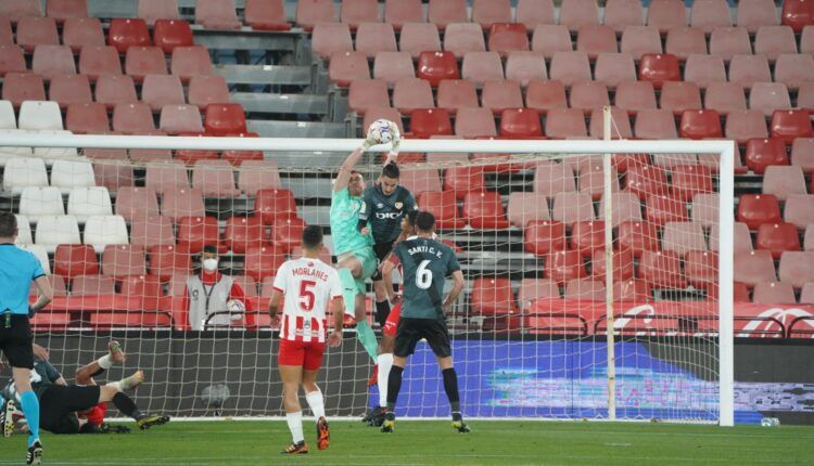 Fernando realiza una parada anticipándose a un jugador rayista