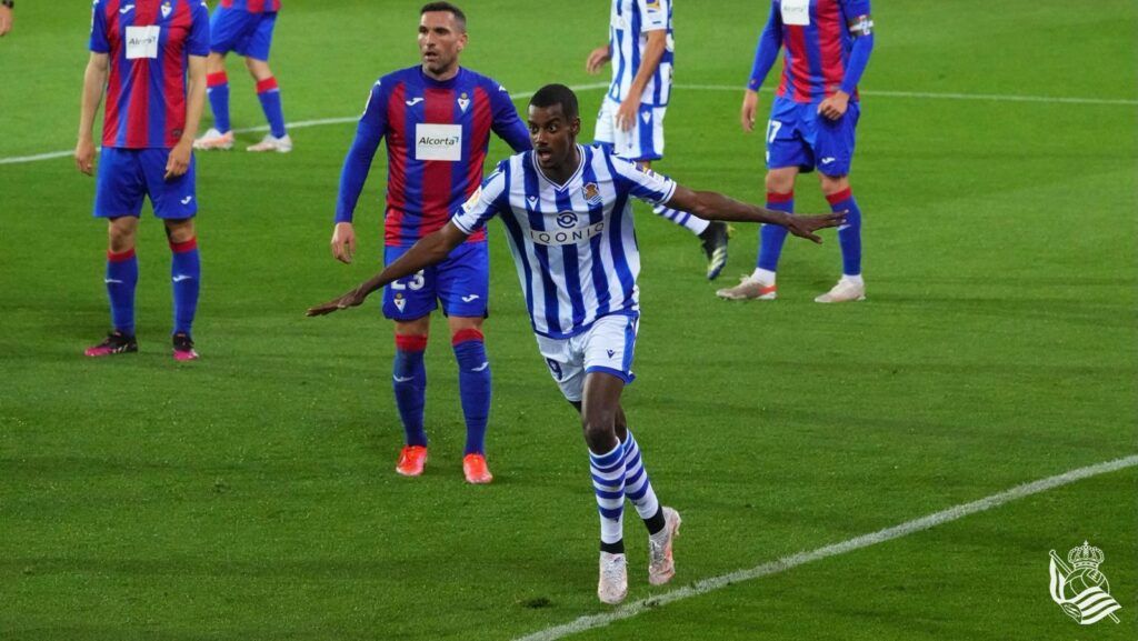 Isak celebrando un gol frente al Eibar