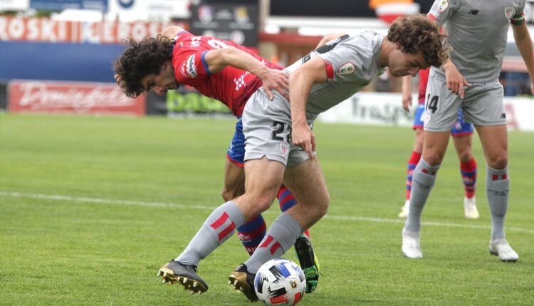 Artola pugna un balón con Víctor Andrés en un Calahorra - Bilbao Athletic