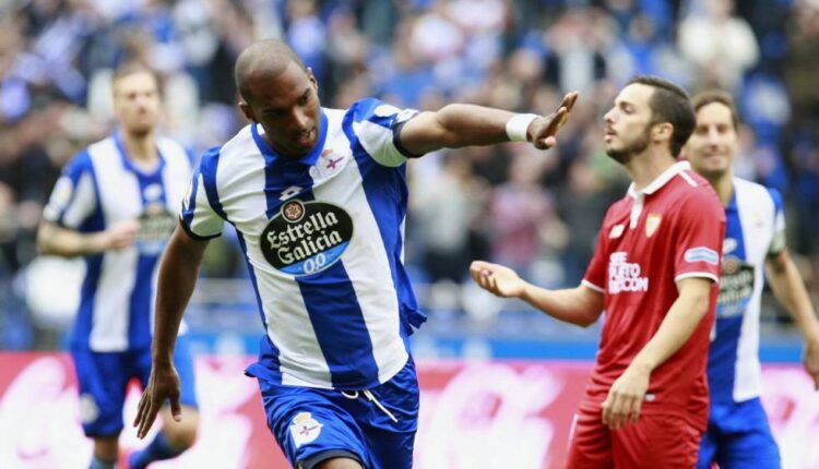 Ryan Babel celebrando uno de los cinco goles que logró en el Dépor