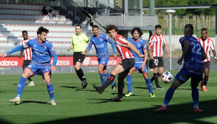 Artola (Bilbao Athletic) rodeado de jugadores del CD Calahorra