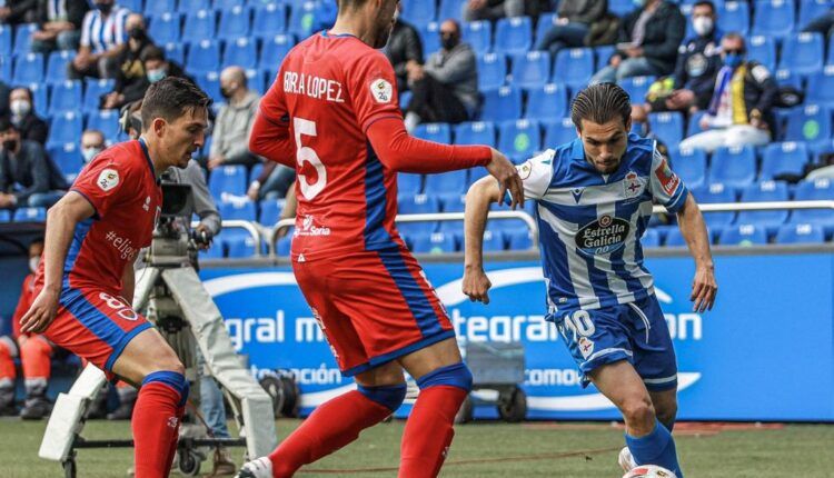 Lara conduce el balón en un Deportivo-Numancia