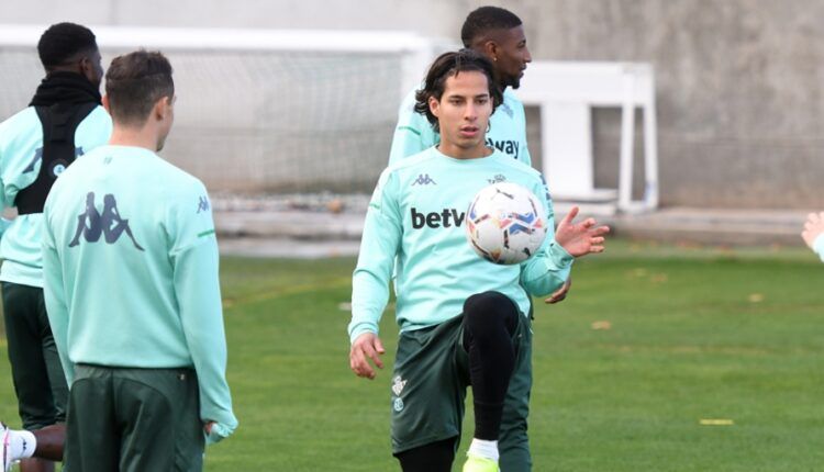 Diego Lainez en un entrenamiento