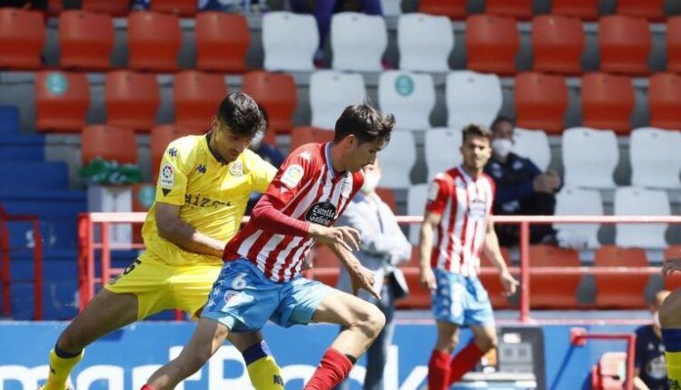 Juanpe conduce un balón en un Lugo Alcorcón