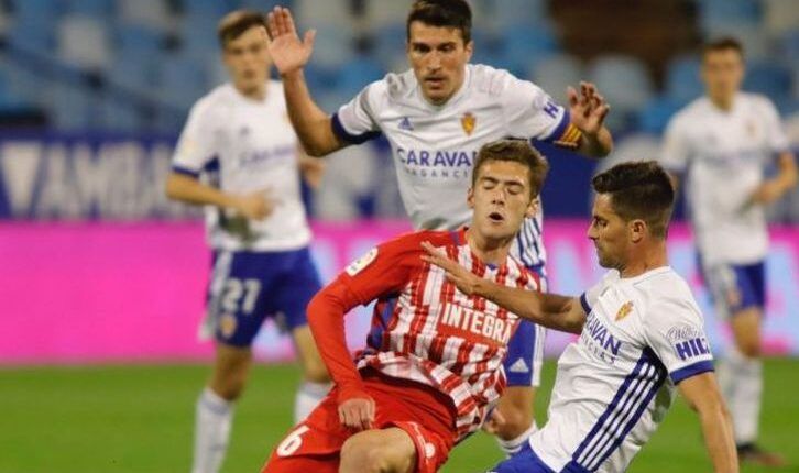 Gragera pugna con Adrián ante la mirada de Zapater en un Sporting-Zaragoza