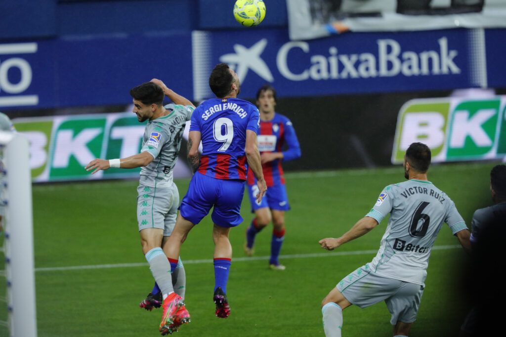 Sergi Enrich pugna un balón en un Eibar-Betis