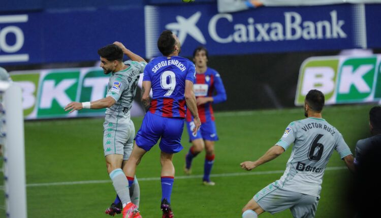 Sergi Enrich pugna un balón en un Eibar-Betis