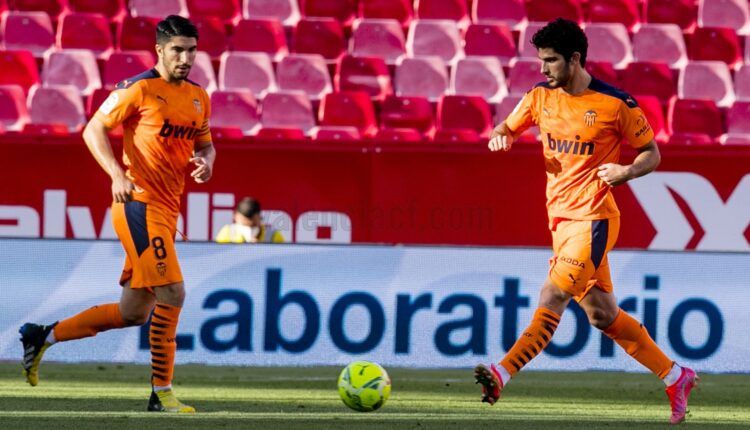 Gonçalo Guedes y Calor Soler en el Sánchez Pizjuán. Fuente: Valencia CF.