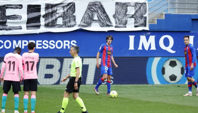 Bryan Gil en un Eibar-Barça