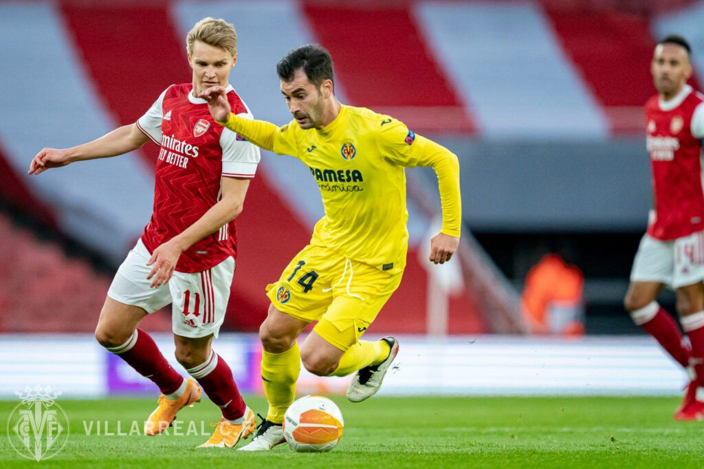 Trigueros conduce el balón ante la mirada de Odegaard (@VillarrealCF)