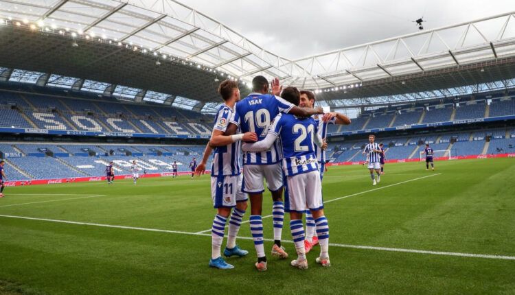 Los jugadores de la Real celebran el gol, sobre el tapete de “Anoeta”.