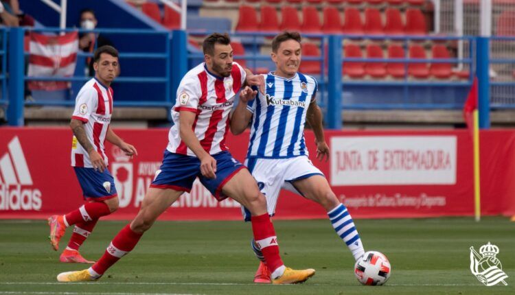 Petxarromán intenta jugar un balón ante un jugador algecireño