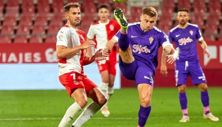 Bogdan despeja un balón ante Stuani en un Girona-Sporting