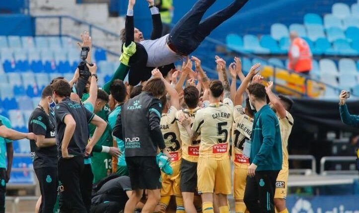 El Espanyol mantea a Vicente Moreno tras el partido