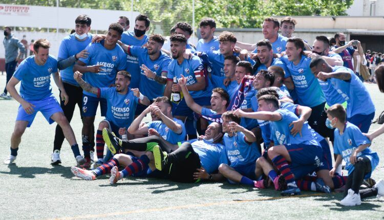 Plantilla del Huesca "B" celebrando el ascenso