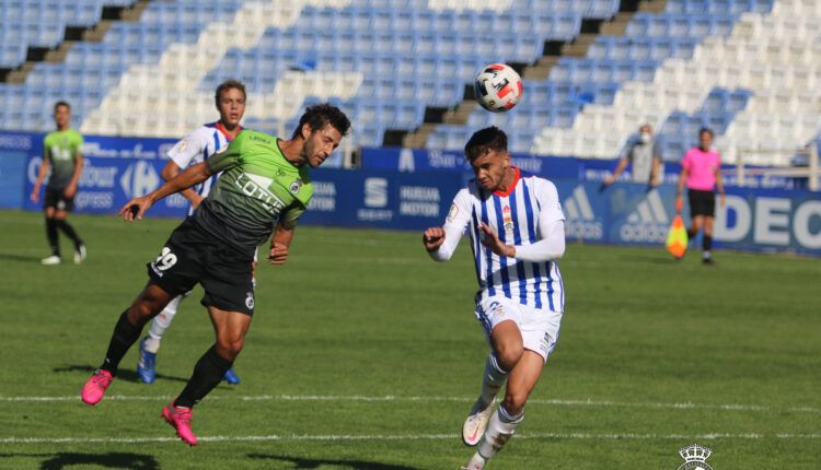 Antonio Leal en un partido con el Recre