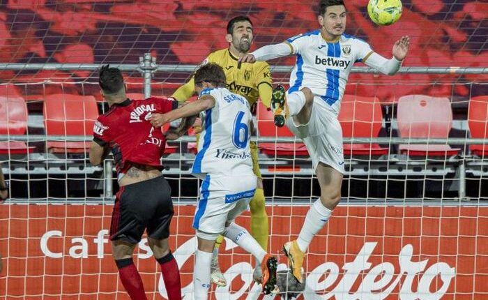 Javi Hernández despeja un balón en un Mirandés-Leganés