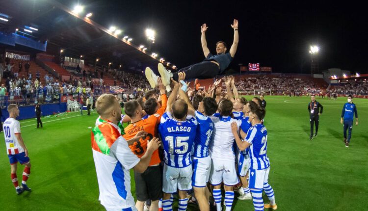 Celebración del ascenso del Sanse (Real Sociedad 'B') con manteo a Xabi Alonso