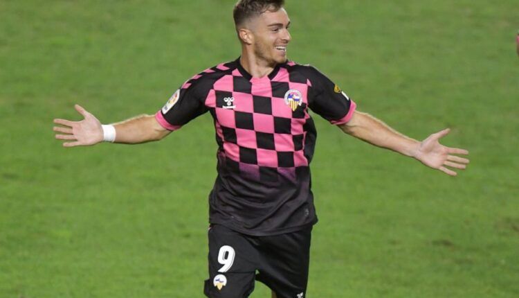 Juan Hernández celebra uno de sus goles con el Sabadell