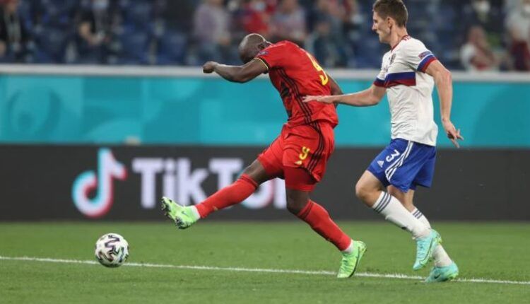 Romelu Lukaku anotando el tercer gol de Bélgica contra Rusia