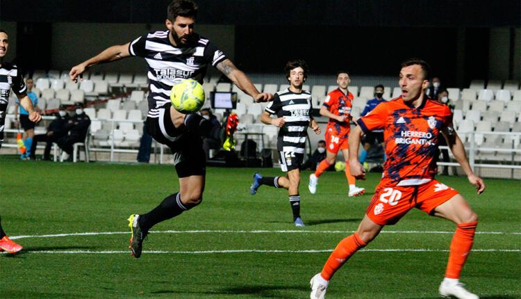 Raúl Navas ante Pablo Valcarce en un Cartagena-Ponferradina