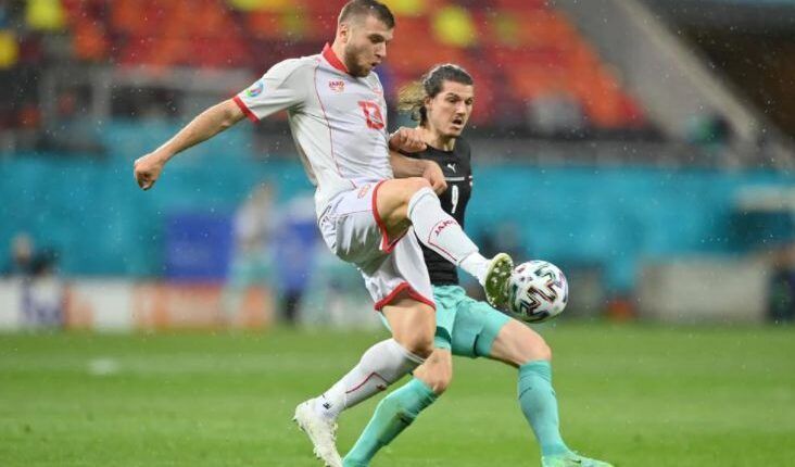 Ristovski y Sabitzer pugnando por un balón en el partido