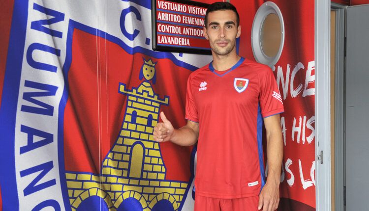 Jon Sillero en su presentación con el Numancia