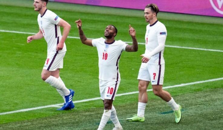 Sterling celebra el gol a Chequia