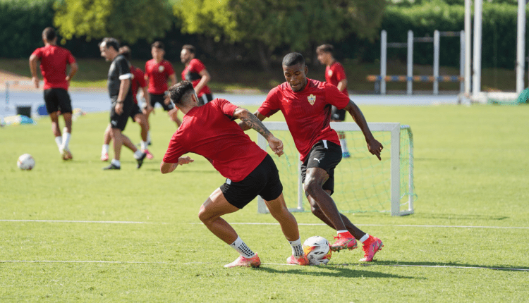 Sergio Akieme en un entrenamiento de la UD Almería