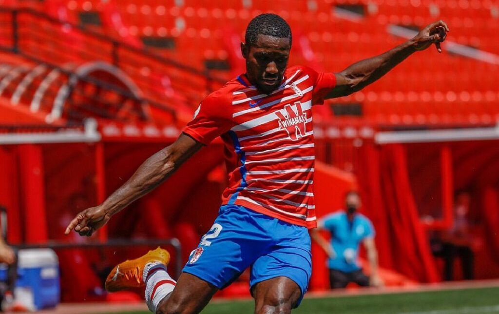 Kingsley Fobi en un partido con el Recreativo Granada